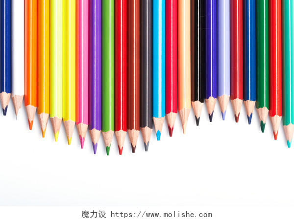 整齐排列的笔尖弯曲的彩色铅笔